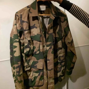 - Camoflauge bomber från carling, säljes i fint skick och inga skador, knappt använd och kan fraktas mot kostnad!