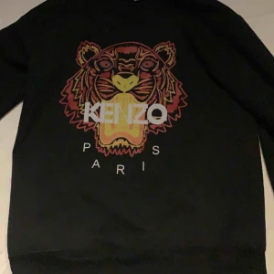 Kenzo tröja.  -  Kenzo tröja i jättebra skick med storlek s Ganska billigt pris och skulle passa för barn mellan 13-14 år.  Man betalar med Swish appen. OPS den är inte äkta. 