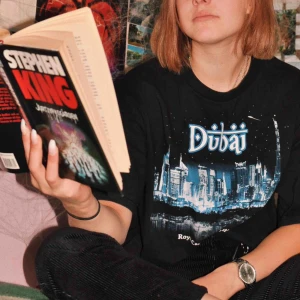  - En graphic Tee med skylinen från Dubai. Largefit. Frakt 50kr 