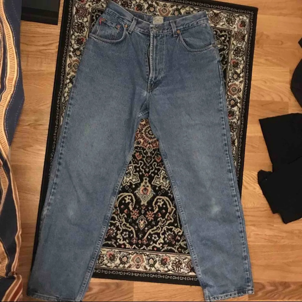 Momjeans som verkar som M eller L beroende på hur mam vill att de ska sitta. Har väldigt fin passform. Säljs pga för stora. . Jeans & Byxor.