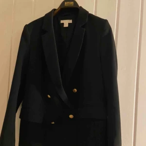  - Snygg lite längre kavaj som passar både som klänning och till byxor, använd vid få tillfällen