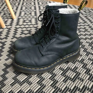  - Äkta dr.martens kängor med muls i som håller värmen! As sköna, använda men ändå i bra skick! 