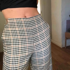  - Skit coola byxor som är mammas gamla och ingen lapp kvar så vet ej vart dom är ifrån! Resor där bak som man ser på bild 3. Jag är vanligtvis 34 så passar det också! Frakt tillkommer:)
