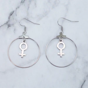 Örhängen med kvinnosymbol - Fina silverfärgade örhängen med kvinnosymbolen. Nickelfria. 11:- i frakt, fri frakt vid köp över 100:-.