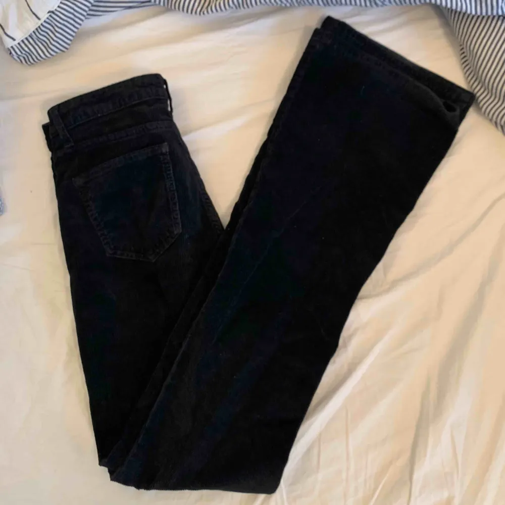Bootcut byxa i manchester i en mörkblå färg! 110 kr och det är dina!!!💗💗💗 (inklusive frakt). Jeans & Byxor.