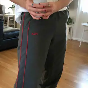 Coolaste Vintage Fila trackpantsen med raka ben!! De har resår i midjan och dragkedjor längst ner på benen. Helt enkelt ett snyggt och unikt plagg i toppen skick 🔥. Köpare står för frakt <333.