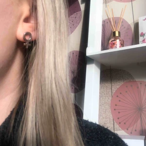  - Endast provade örhängen med kvinnosymbol. silverfärgade.  +15kr i frakt❣️