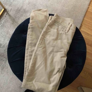  - Manchester byxor ifrån Zalando  Stolek: 25 Nypris: 1000kr Säljer för:500 kr Aldrig använda  Bra skick! Köparen står för frakt 