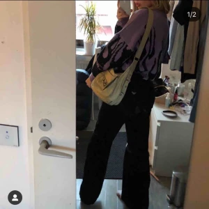  - Säljer allt på bilden: Mössan: 100kr Jeansen: 400kr strlk m? Har sytt in dem från början var de större (jag brukar ha s/m och de funkar på mig) Tröjan: 400kr strlk m?  Väskan: 150kr