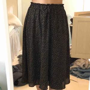 Svart mönstrad knälång kjol från Asos!