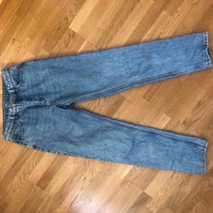 Jättefina jeans från monki💙💙Säljer på grund av att de är försmå. 70kr + frakt :) skriv för mer info