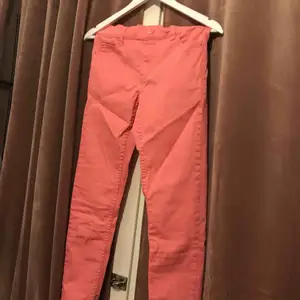 De perfekta, trendiga rosa jeansen från Cheap monday👌🏻 perfekt till i vår! 