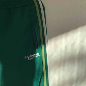  - Ett par vintage adidas byxor med fickor framtill samt dragkedja nere vid båda benen för att kunna få en mer "utsvängd" look. Fin kvalité, köpta secondhand! Passar mig som har stl M 🌿🌱