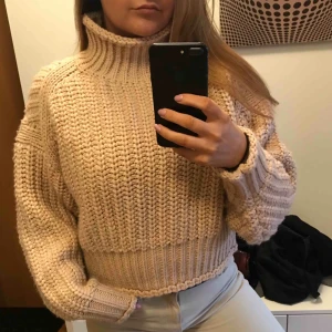  - Stickad tröja från HM i strl s. Endast använd ett fåtal gånger. 