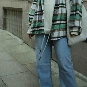  - Skit snygga mom jeans som sitter jätte bra!  Storlek: 38 (mindre i storleken) 