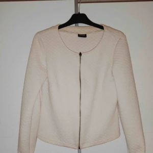  - Puderrosa kofta som liknar en mjukare kavajvariant och passar fint med i princip allt🌸