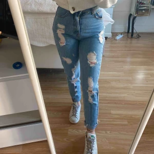  - Extremt snygga mom jeans från pull&bear de sitter tightare på mig efter som de är alldeles för små för mig  ordinarie pris : 400kr 