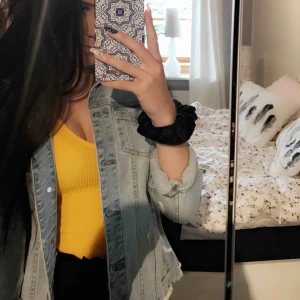  - Säljer jeansjackan och den gula bodyn på bilden.🤩 Storlek på båda är S. Pris på jeansjacka 65kr. Pris på bodyn är 65kr. Båda fint skick 🤩