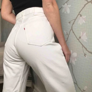  - Levis-jeans modell 501. Står ingen storlek, gissar på M/L (för stora på mig, håller in midja på bild). Kan skicka midjemått. Finns fläck under fickor, ej testat att tvätta bort. De är för långa på mig som är 165cm, går att klippa till önskad längd. 