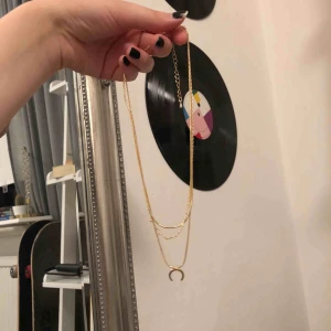  - Halsband från H&M. Aldrig använt! Köparen står för frakten men jag möts även upp runt Borlänge/Falun <3