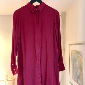  - Jättefin röd klänning i fint tyg.