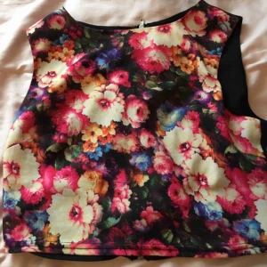  - Topp i blommigt mönster, storlek small. Använd vid ett tillfälle.  • Köparen står för frakt!