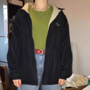  - 👆PAXAD☝️världens härligaste kappajacka som går att vända ut&in för att variera stilen lite. det är olika material på de två alternativen✨ har ett litet brännmärke på den ”ljusa” sidan, kan skicka fler bilder på det!