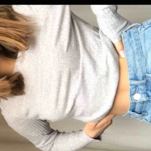  - Ljusgrå tröja som ganska tunn. Den är storlek M men sitter som XS/S. Köpare står för frakt på ca 50kr🥰(på bilderna är tröjan uppvikt)