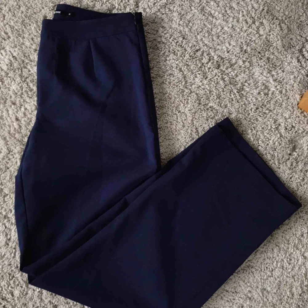 Vida kostym byxor i marin blå storlek M utan fickor . Jeans & Byxor.