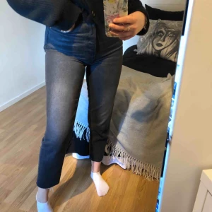  - Superfina gråa byxor från hm. Säljer då jag tycker de är lite för korta på mig :/ jag är ca 175 cm. Frakt tillkommer ⚡️