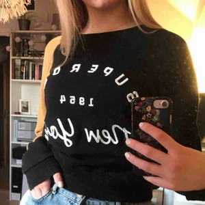  - Väldigt sparsamt använd tröja från Superdry. Är i nyskick men kommer inte till användning längre.