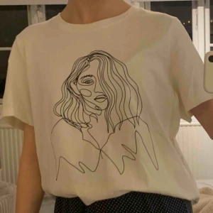  - En t-shirt med tryck! Storlek L men väldigt liten (som en S) Köparen betalar frakten