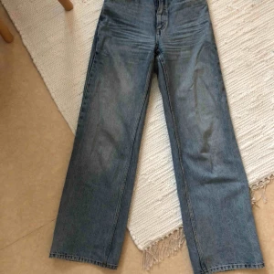  - Populära Yoko midblue jeans från monki! Strl 25, passar xs-s. Pris kan diskuteras 