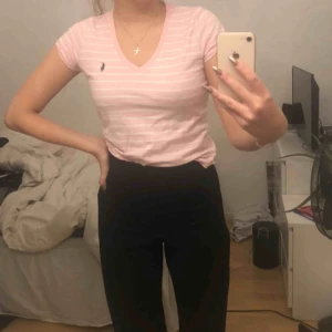  - Fin Ralph Laurent tshirt, köpt i usa för ca 1 år sedan för 200kr. Plagget är använt fåtalet gånger och är så gott som nytt. Köparen står för frakten💓