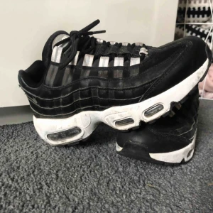  - Svart/vita Nike air Max 95, gott sick använda fåtal gånger. Frakten betalas av köparen  