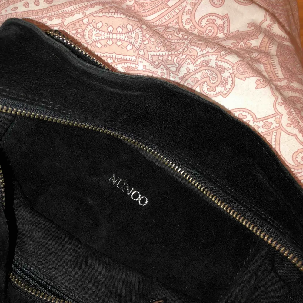 Jag säljer min Nunoo väska i modellen ”ellie new suede” som är i ett väldigt bra skick! Orginalpriset 1399kr 💕 Frakt tillkommer men kan även mötas upp i Linköping <3  Hör av er om ni undrar något!. Väskor.