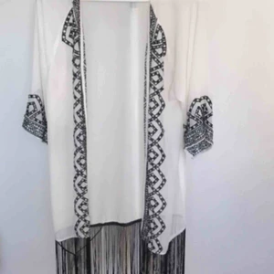  - Snygg kaftan från River Island! Knappt använd. Köparen står för frakt eller hämtas i Örebro. 