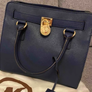  - Rensat ut killen i mitt liv och Rensar ur min garderob med saker jag fått av honom. Hjälp mig att bli av med dom.  Väska från Michael kors modellen Hamilton. Axelband och påse medkommer. Knappt använd och fodret är fläckfritt. Frakt betalas av köparen