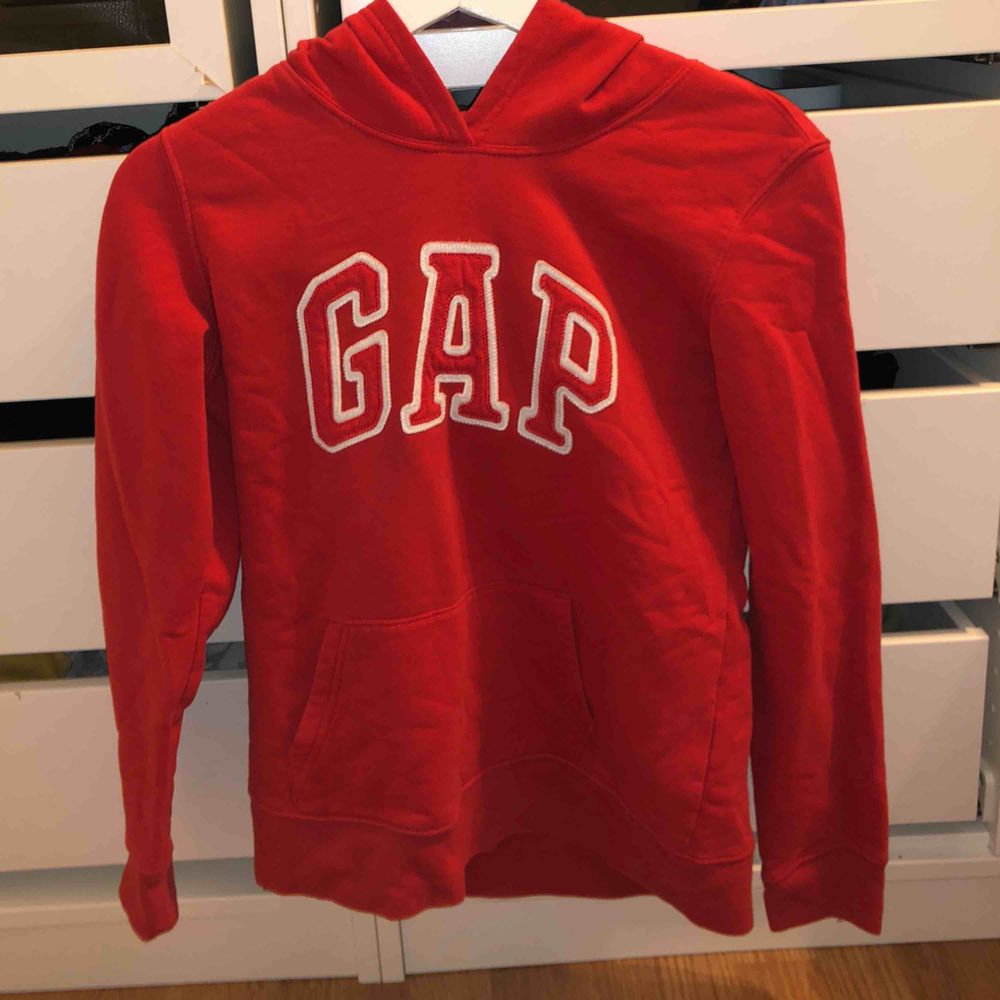 äkta röd gap tröja i mysigt material köpt i USA, använd fåtal ggr och för liten för mig ( jag är 165 cm lång, 49 kg ). Frakt på 66kr tillkommer ☺️. Huvtröjor & Träningströjor.