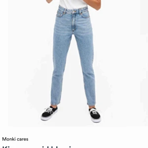  - Säljer dessa populära jeansen från monki i modellen kimomo! Har endast använt dom ett fåtal gånger. Pris kan diskuteras. Säljer i en anna färg också🧡