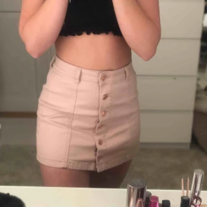  - Ljus ros kjol med rosé guld knappar. Köpt från forever 21, för 249kr och är som ny!  + 20kr frakt.