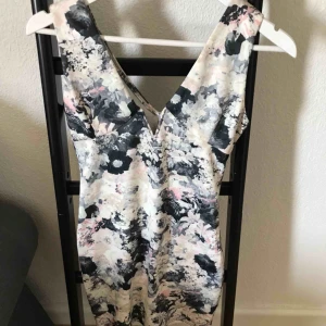  - Blommig klänning. Aldrig använd. Frakt tillkommer 