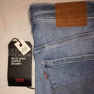 Världens absolut skönaste och snyggaste jeans!! Råkade tyvärr köpa helt fel storlek och det är försent att skicka tillbaka.. köpta på zalando för 1100kr. Helt OANVÄNDA. Kan ev. gå ner i pris eller bjuda på frakten vid supersnabb affär<3. 