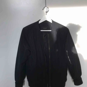  - Bra i skick, ej använd så mycket, skulle även passa en i S