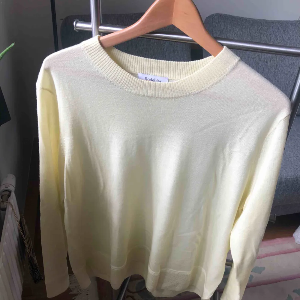 Så fin ljusgul tröja från Rodebjer! Strl XL men jag som är XS kan utan problem använda den då den är fett snygg oversized.  Pris kan diskuteras!  Möts i Stockholm eller fraktar - köparen står för frakt . Tröjor & Koftor.