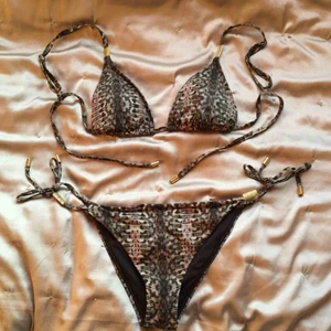  - Bikiniset från Calvin Klein. Båda delarna är i storlek S. Använd ett fåtal gånger. Nypris 899 kr.