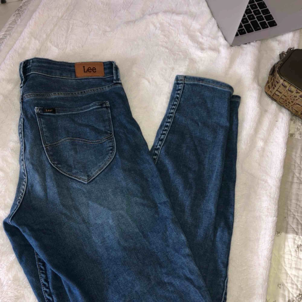 Oanvända Lee jeans, mjukt och skönt material. Passar en Medium. Frakt tillkommer💋. Jeans & Byxor.
