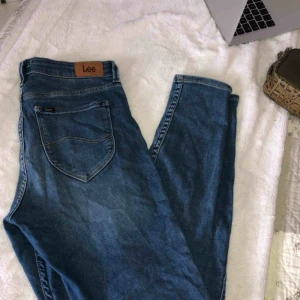  - Oanvända Lee jeans, mjukt och skönt material. Passar en Medium. Frakt tillkommer💋