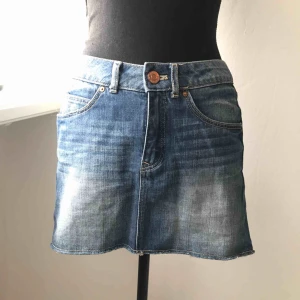  - Kort jeanskjol med fransar/slitning nertill. Sparsamt använd så i fint skick! Köparen står för frakten 🦋