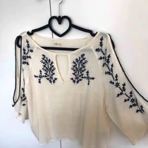  - Fin blus från Hollister. Köparen betalar frakt